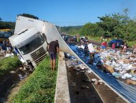 caminhao-tomba-na-br-101,-espalha-produtos-alimenticios-na-via-e-carga-e-saqueada-na-paraiba