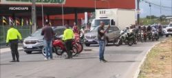 motociclista-morre-apos-perder-controle-de-moto,-bater-em-carro-e-ser-atropelado-por-caminhao,-em-joao-pessoa