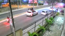 video-registra-momento-que-jovem-se-desequilibra,-cai-de-carro-e-e-atropelada,-em-joao-pessoa