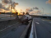 carro-e-abandonado-parcialmente-virado-na-br-230,-em-joao-pessoa,-apos-motorista-sair-da-pista